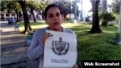 Arianna López Roque prendió fuego al tabloide con el proyecto de Constitución.