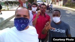 José Díaz Silva, al frente con pañuelo azul, junto a otros opositores de su movimiento.