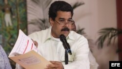Tras su llegada al aeropuerto de Maiquetía Maduro mostró documentos firmados por Chávez