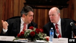 El ministro alemán de Economía, Sigmar Gabriel, y el ministro cubano de Comercio Exterior, Rodrigo Malmierca (i-d), durante una reunión con funcionarios cubanos, en La Habana (01/01/16).