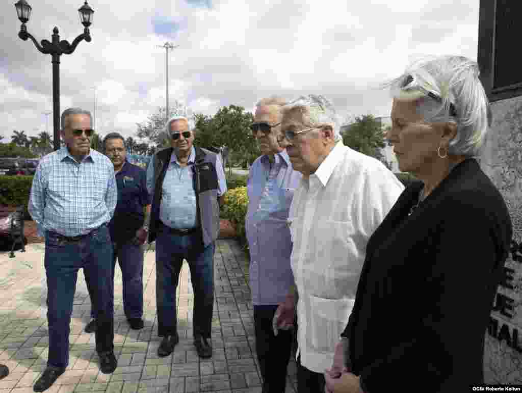 Sobrevivientes de ese 24 de febrero de 1996 asistieron a un recordatorio, como cada año, en el aeropuerto de Opa-locka, en el sur de la Florida. De izquierda a derecha Arnaldo Iglesias, José Basulto y Silvia Iriondo.