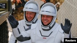 Los astronautas Douglas Hurley y Robert Behnken saludan antes del lanzamiento de la nave SpaceX Crew Dragon, desde Cabo Cañaveral, en Florida, el 30 de mayo del 2020.