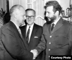 El embajador soviético, embajador Dihigo y Castro (i-d).