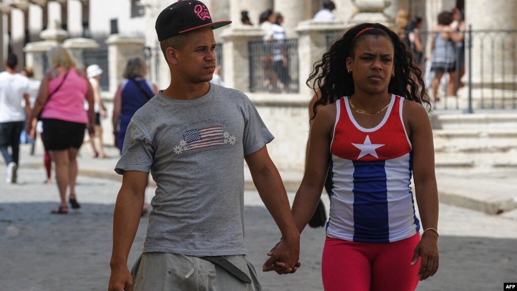  Una pareja caminando por La Habana. AFP/ Yamil Lage.