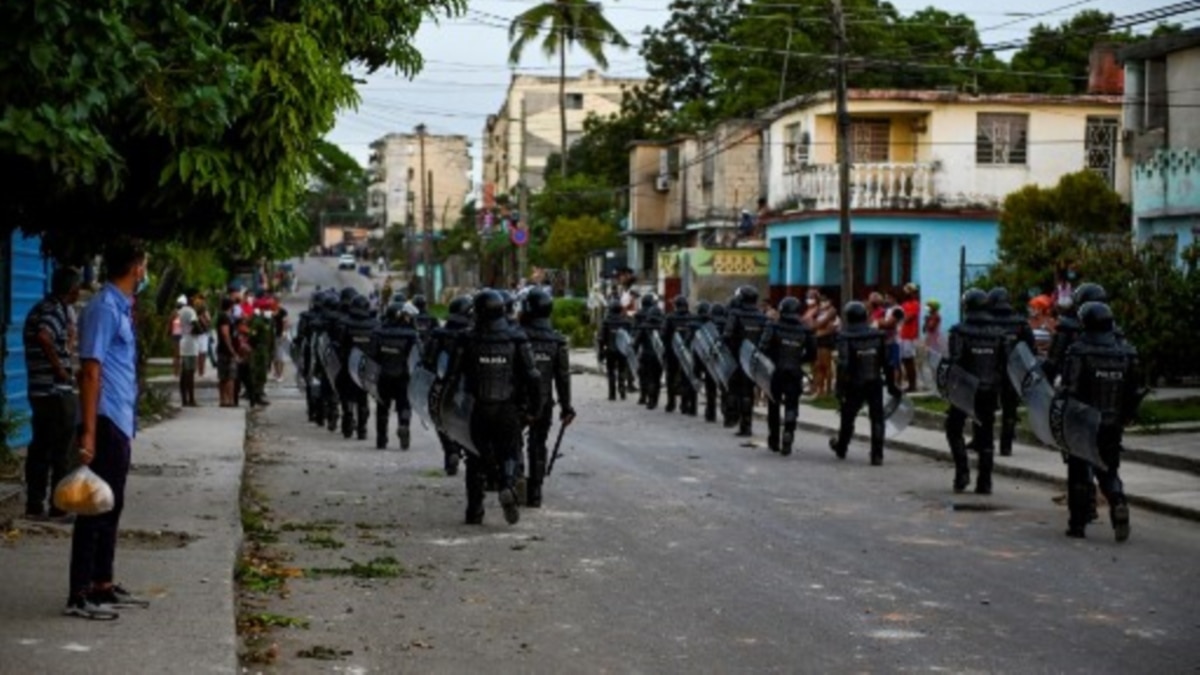 El desgarrador testimonio de una madre de La Güinera sobre la represión enfrentada por su familia durante las protestas del 11J - Vimarsana News