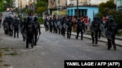 La policía antidisturbios recorre las calles luego de una manifestación contra el gobierno de Miguel Díaz-Canel en el municipio de Arroyo Naranjo, La Habana el 12 de julio de 2021. 
