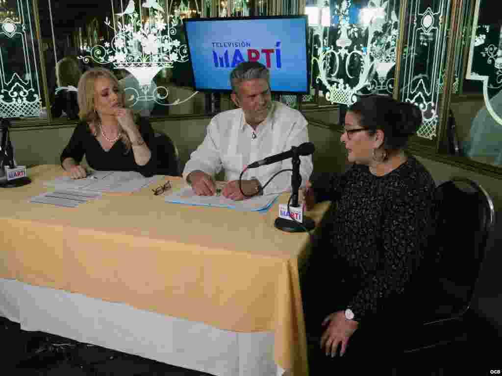 De izquierda a derecha los presentadores Karen Caballero, Alfredo Jacomino y la periodista María Elena Cruz Varela, durante la programación en vivo desde el restaurant Versailles en la Pequeña Habana, celebrando la independencia de la nación cubana, fotografía Roberto Koltun OCB Staff.