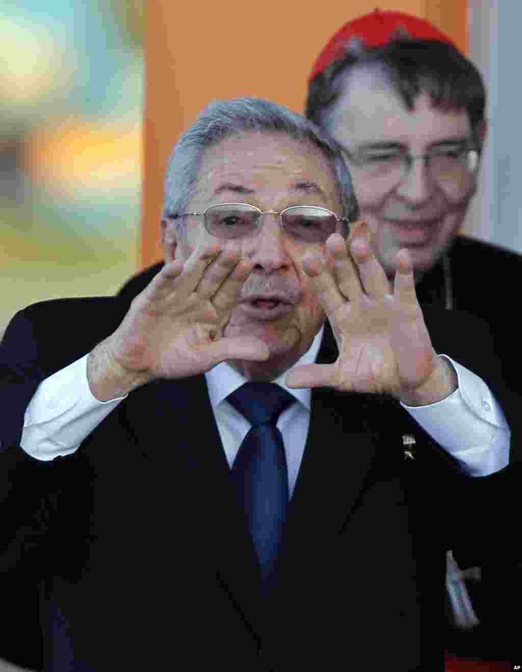 Raúl Castro en el aeropuerto de La Habana tras despedir a Francisco.