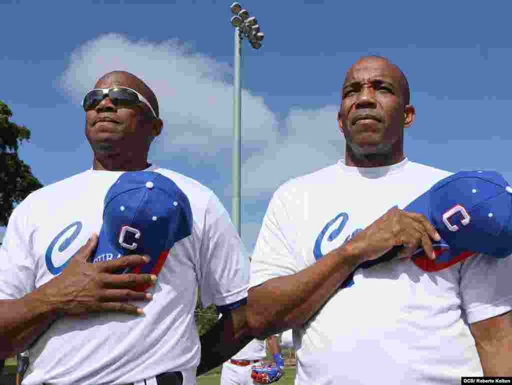 Orlando "El Duque" Hernández (izq.) y Juan Bravo, quien fue receptor de los Industriales de La Habana por 17 temporadas, durante un momento del emotivo encuentro. 