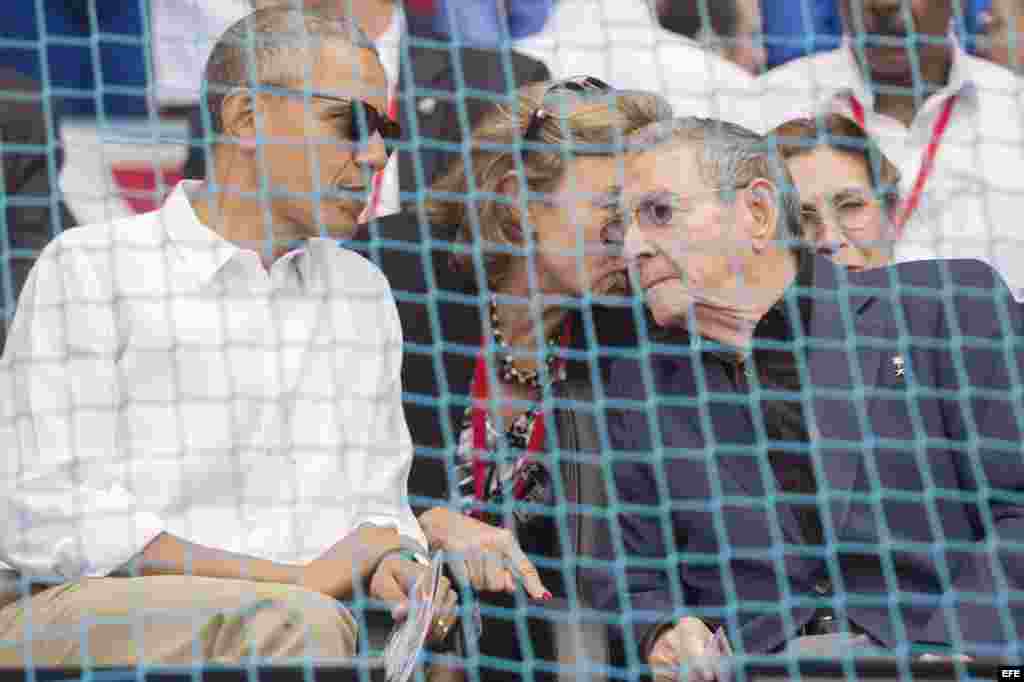 Obama y Raúl Castro durante el juego de béisbol disputado entre el equipo de Cuba y los Rays de Tampa Bay en el estadio Latinoamericano.