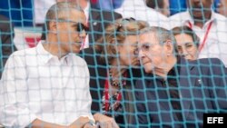Obama y Raúl Castro durante el partido de béisbol disputado entre el equipo de Cuba y los Rayos de Tampa Bay.