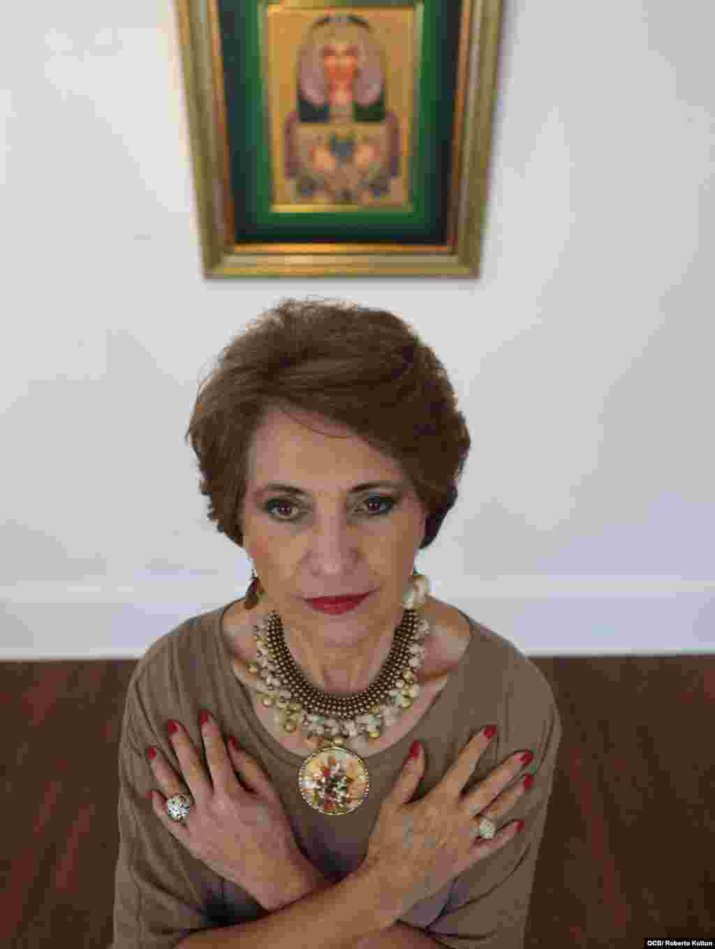 Beatriz Ramírez, artista plástica colombiana, presenta su exposición &quot;Reina de Porcelana&quot;.&nbsp;La carrera artística de Ramírez, con más de 40 años, ha sido reconocida con alrededor de 30 premios internacionales en la modalidad de pintura en porcelana.&nbsp;Foto: Roberto Koltún, OCB Staff.