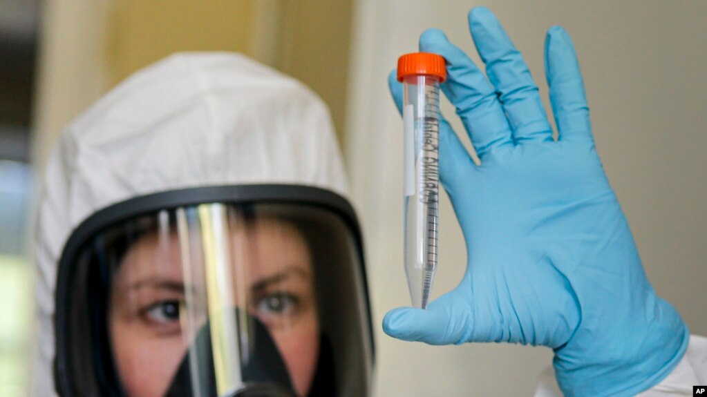 Una empleada muestra la vacuna contra el COVID-19 desarrollada en el Centro Nacional de Epidemiología y Microbiología Nikolai Gamaleya, en Moscú.