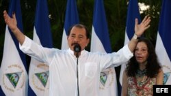 El presidente de Nicaragua, Daniel Ortega (i), habla el 4 de noviembre de 2012, cerca de su esposa, Rosario Murillo, en Managua (Nicaragua) luego de votar para las elecciones municipales.