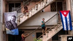 Personas esperan ser vacunadas contra el COVID-19 con la vacuna cubana Abdala, en un consultorio médico en La Habana. (AP/Ramón Espinosa)