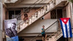 Personas esperan ser vacunadas contra el COVID-19 con la vacuna cubana Abdala, en un consultorio médico en La Habana. (AP/Ramón Espinosa).