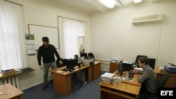 Empleados de Transparencia Internacional de Rusia trabajan en las oficinas de Moscú, Rusia.