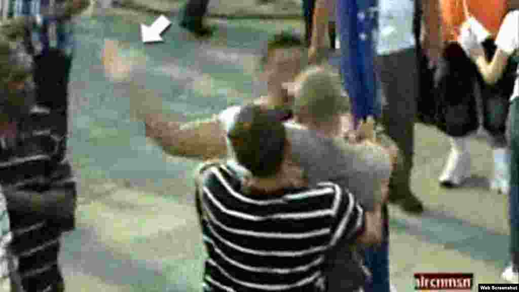 Trabajador de la Cruz Roja golpea en la cara a opositor/ foto cortes&iacute;a de video RCN TV
