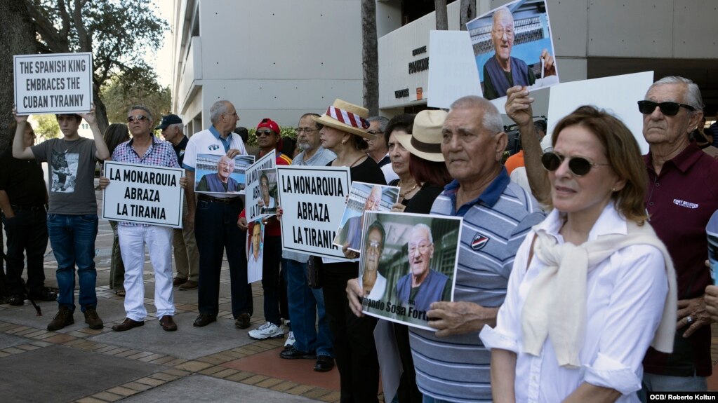 Cubanos exiliados protestan frente al Consulado español en el sur de la Florida por la visita a Cuba de los Reyes Felipe VI y Letizia (Foto: Roberto Koltún).