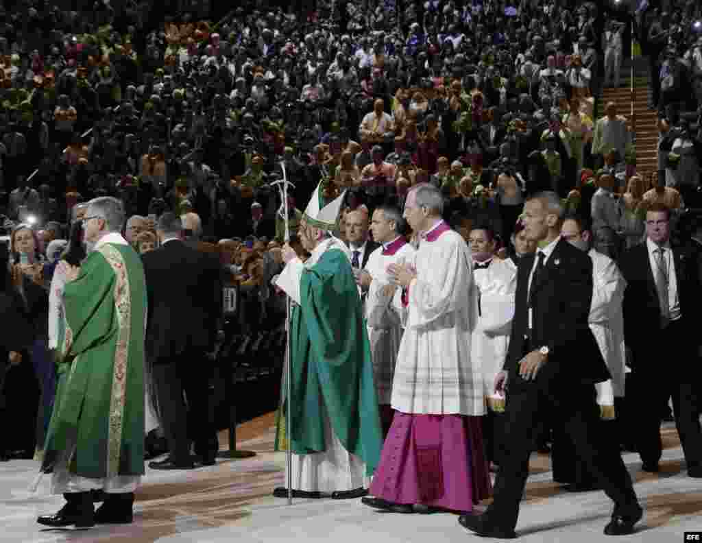 El papa Francisco llega a la misa en Madison Square Garden. EFE