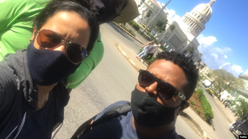 Marthadela Tamayo llega al Parque Central junto a su pareja, Osvaldo Navarro.
