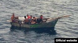 Ocho migrantes cubanos a bordo de una embarcación de metal, interceptados a 1 milla de Dania Beach, Florida, el 13 de septiembre de 2021. (Foto: Guardia Costera de EEUU).