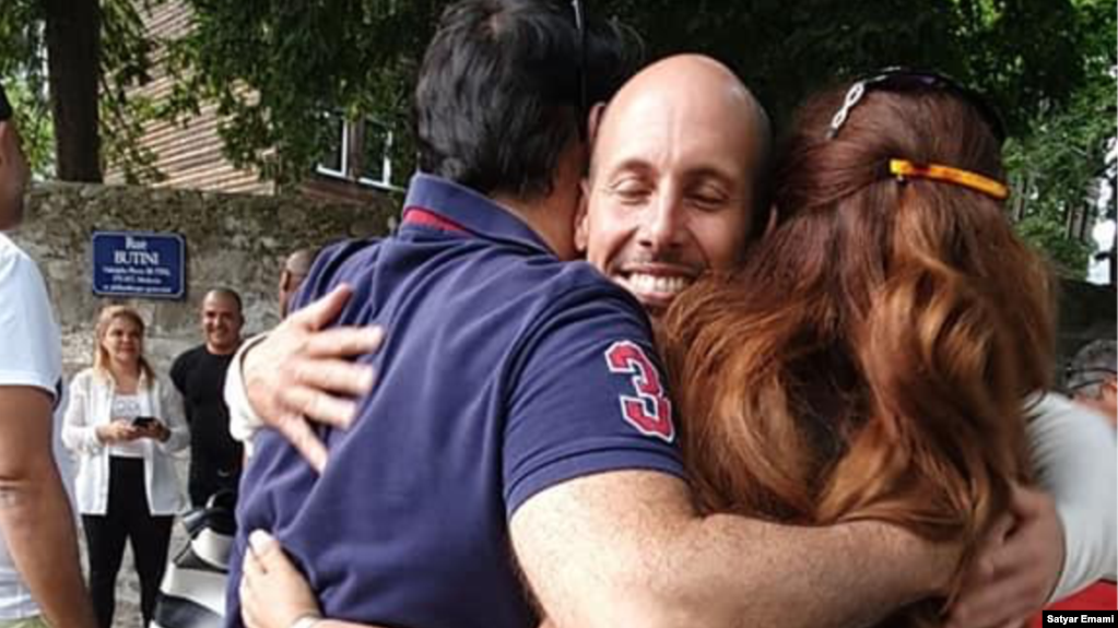 Ariel Ruiz Urquiola celebra la victoria tras el anuncio de que podran hablar ante ONU. 