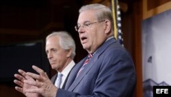 Bob Menendez y su colega Bob Corker (i-d) presentaron en el Senado el Proyecto de Ley de Revisión de Acuerdos Nucleares con Irán.