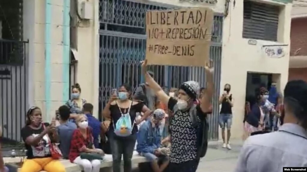 Luis Robles protestó en diciembre de 2020 con un cartel en La Habana en apoyo a Denis Solís. (Captura de video/Facebook)