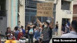 Luis Robles Elizástegui, el joven que protestó en diciembre de 2020 con un cartel en La Habana en apoyo a Denis Solís. (Captura de video/Facebook)