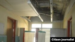 Baños de la sala tapados con cortinas improvisadas y el techo cayéndose. (Red de Comunicadores Comunitarios)