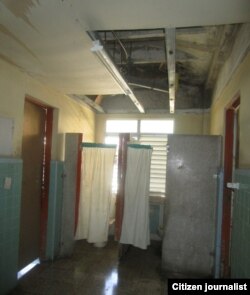 Baños de la sala tapados con cortinas improvisadas y el techo cayéndose. (Red de Comunicadores Comunitarios)