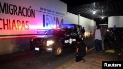 Policía mexicana chequea la estación migratoria Siglo XXI en Chiapas, tras la fuga de cientos de migrantes el 25 de abril.