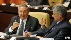 Raúl Castro (i), y el nuevo primer vicepresidente de la isla, Miguel Díaz-Canel (d), en la Asamblea Nacional del Poder Popular, en La Habana (Cuba). 