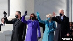 Joe Biden y Jill Biden, junto a Kamala Harris y su esposo, Doug Emhoff, en la ceremonia de investidura el 20 de enero de 2021.REUTERS/Mike Sega