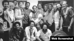 El grupo Irakere con Dizzy Gillespie (chaqueta a cuadros) y otros músicos estadounidenses.