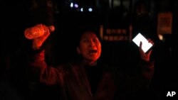 Una mujer grita durante una protesta en Beijing el domingo 27 de noviembre de 2022. (AP Foto/Ng Han Guan)
