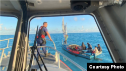 La Guardia Costera de Islamorada detiene a balseros cubanos cerca de Davis Reef, Florida, el 24 de noviembre de 2022.