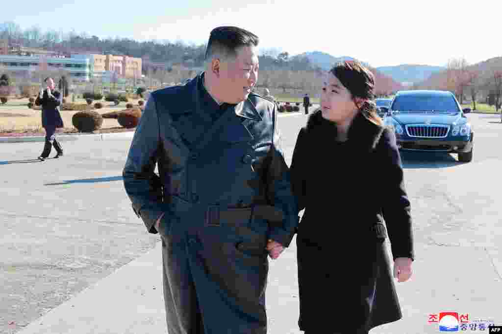 Kim Jong Un, otra vez lleva de la mano a su hija, en fotos publicadas este 27 de noviembre por los medios estatales norcoreanos. (Foto: KCNA VIA KNS / AFP)