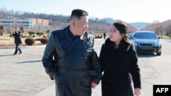 Kim Jon Un inspecciona prueba de nuevo misil en compañía de su hija 