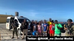 Ocho migrantes cubanos rescatados por las autoridades mexicanas que se trasladaban en una embarcación.