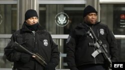 Oficiales de la Policía Federal permanecen en guardia en una Corte del Distrito Federal hoy, miércoles 25 de febrero de 2015, donde se encuentran tres hombres residentes de Nueva York que el FBI arrestó porque presuntamente planeaban unirse al Estado Islámico (EI) o perpetrar atentados terroristas en Estados Unidos, informaron fuentes oficiales.