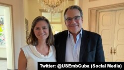 La subsecretaria de Estado adjunta para Asuntos del Hemisferio Occidental, Emily Mendrala, y el Encargado de Negocios de la Embajada de Estados Unidos en La Habana, Benjamin G. Ziff.