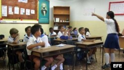 Fotografía de archivo de estudiantes cubanos en su aula.