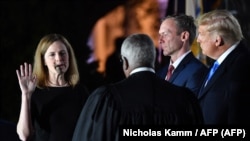 Amy Coney Barrett, magistrada en la Corte Suprema de Estados Unidos, en su juramentación el 26 de octubre de 2020.