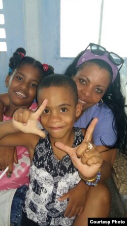 Jackeline Heredia Morales, junto a sus hijos, en una visita que le hicieran a la prisión San José, La Habana. Cortesía Serafín Morán.