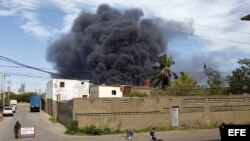 Vista general de la refinería de Amuay, que continúa ardiendo, en el Estado Falcón, Venezuela. y Minería, Rafael Ramírez, afirmó hoy que esperan poder sofocar en las próximas horas el fuego en esta refinería ubicada en el Centro Refinador Paraguaná (CRP),
