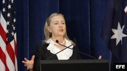 Hillary Clinton, habla durante la rueda de prensa en el Centro de Recepción Estatal, en el Kings Park de Perth, Australia. 