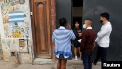 Estudiantes de medicina realizan una pesquisa de coronavirus en una barrio de La Habana. REUTERS/Stringer 