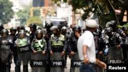 Fuerzas del orden desplegados ante una protesta en Caracas contra el gobierno de Nicolás Maduro, el 11 de agosto de 2022. (Reuters/Leonardo Fernández Viloria).